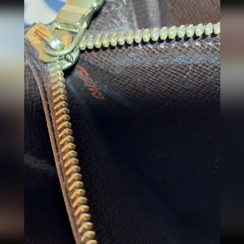 Louis Vuitton Damier Sarah Wallet - Picture 13 of 16